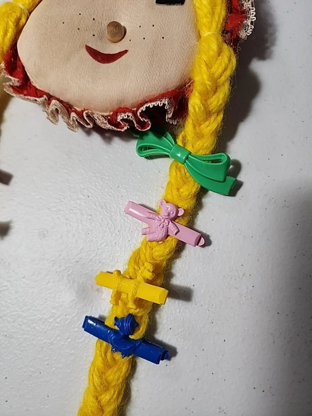 VTG 70s Yarn Doll Hair Barrette Holder Long Braids Wall Hanging Cute Barrettes